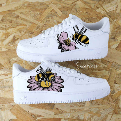 baskets nike air force 1 custom dessin peint à la main fleur et abeille champêtre couleur pastel chaussures personnalisées fleurs des champs printemps sneakeaze customs 