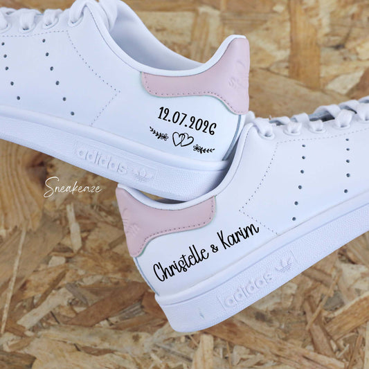 Modèle baskets adidas stan smith, dessins de petits coeurs avec inscription des prénoms et de la date + talon peint à la main