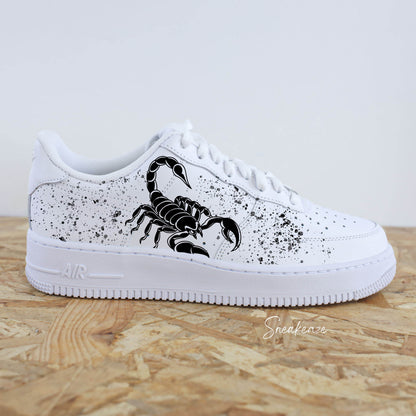 Air Force 1 custom scorpio Splash, baskets Nike avec dessin de scorpion et éclaboussures noir et rouge, modèle unique pour fans de nature désertique