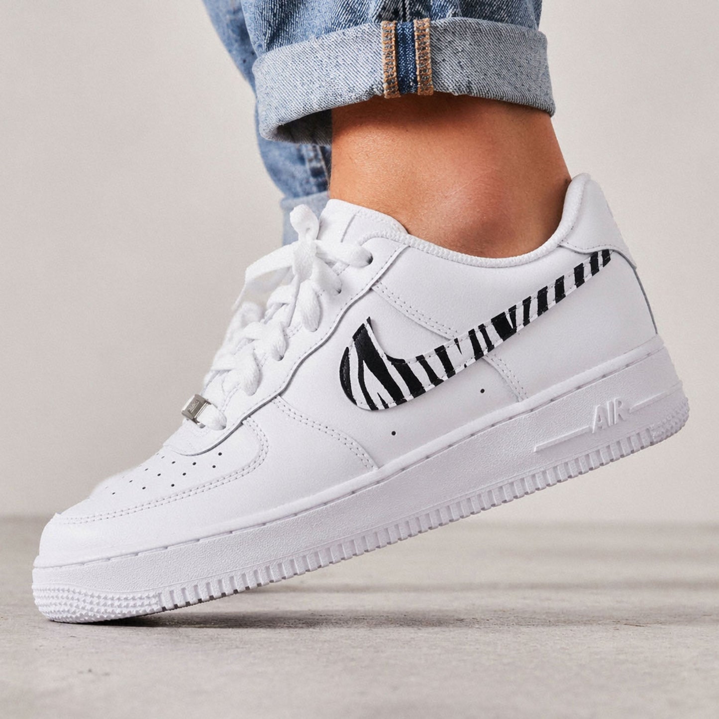 baskets nike air force 1 custom swoosh pastel zebra sneakers femme enfant AF1 personnalisé basket peint à la main 