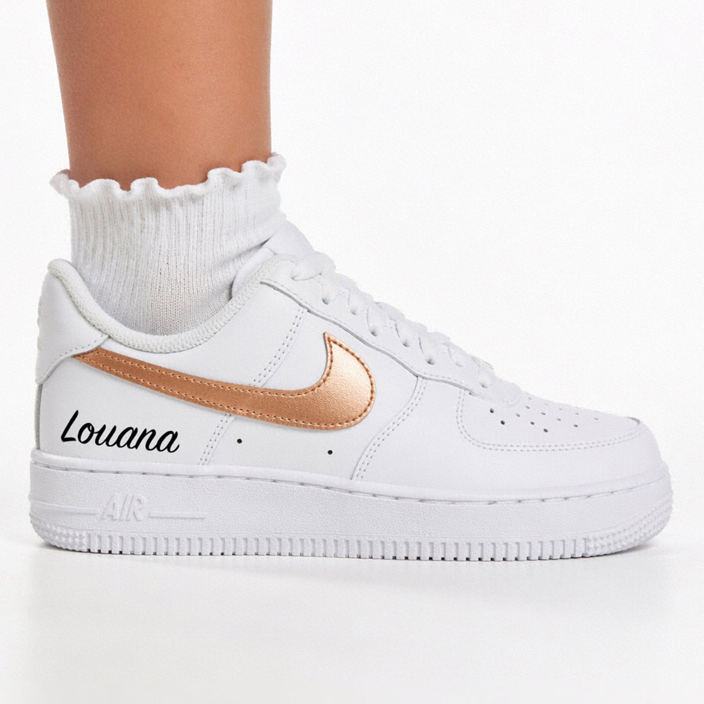 nike air force 1 custom couleur bronze métallisé avec inscription du prénom - sneakeaze 