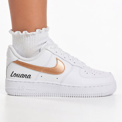 nike air force 1 custom couleur bronze métallisé avec inscription du prénom - sneakeaze 