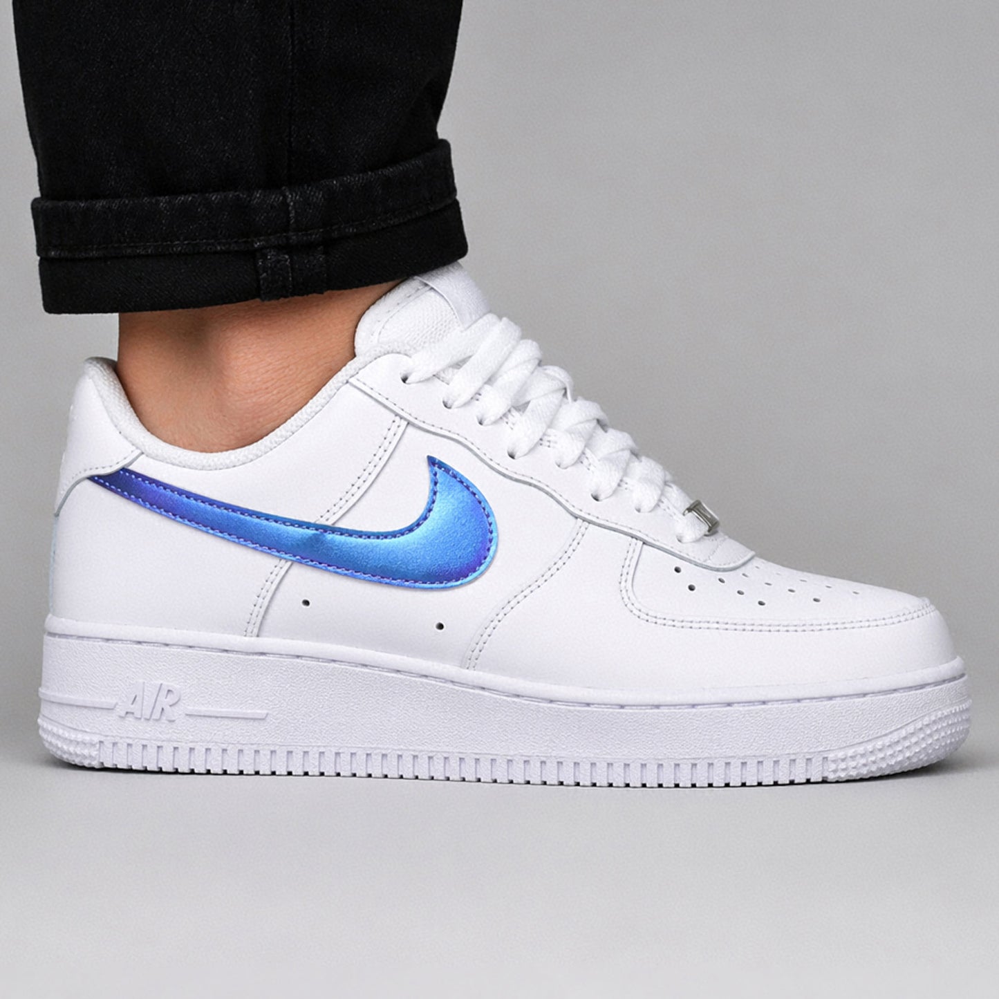 Baskets Nike Air Force 1 custom signes Nike intérieurs et extérieurs holographic. la couleur varie selon la lumière.