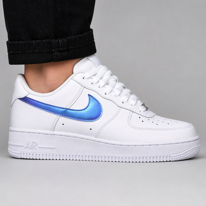 Baskets Nike Air Force 1 custom signes Nike intérieurs et extérieurs holographic. la couleur varie selon la lumière.