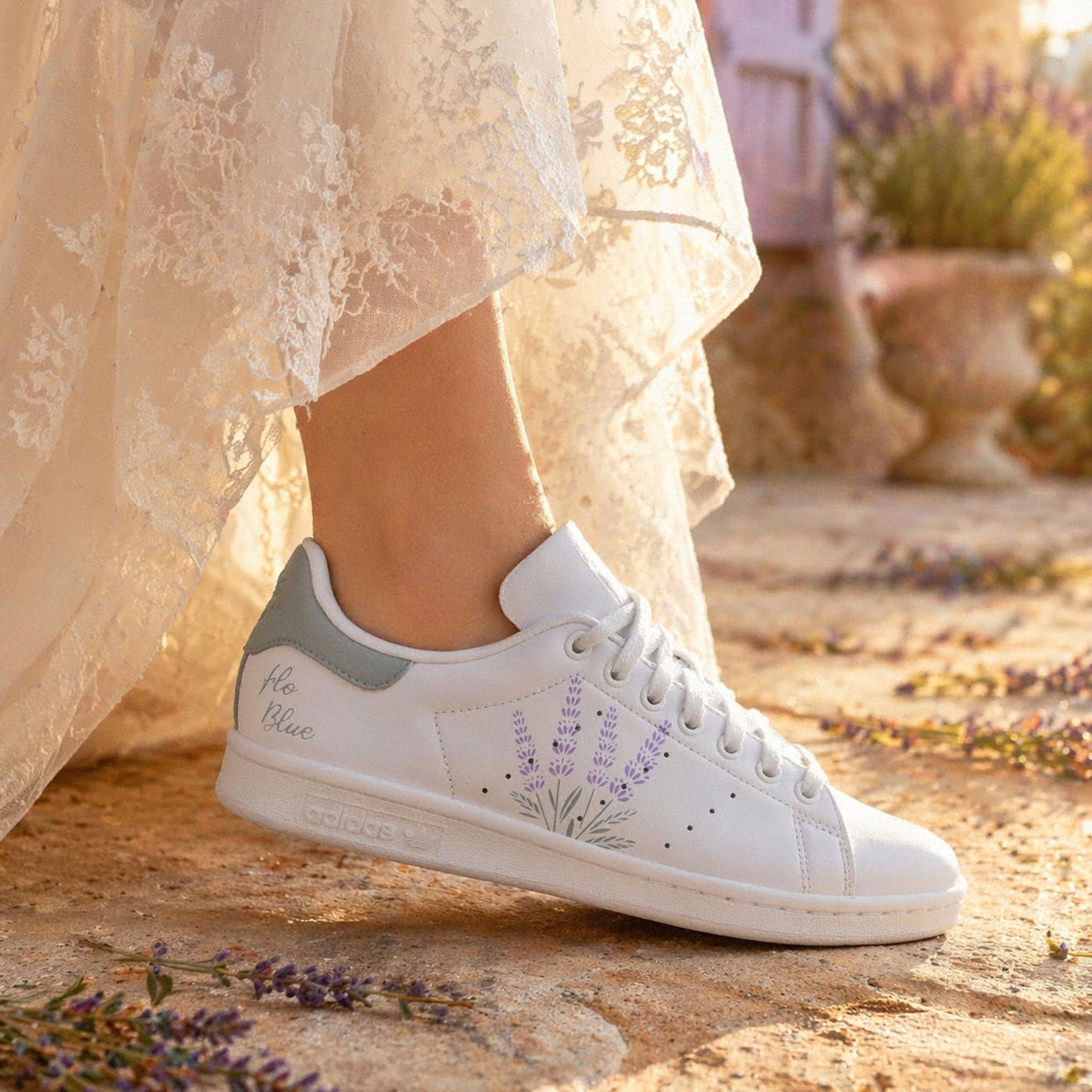 Adidas Stan smith custom mariage en Provence - Lavande peint à la main. Inscription de la date et des prénoms des mariés - sneakeaze custom
