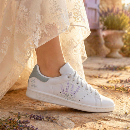 Adidas Stan smith custom mariage en Provence - Lavande peint à la main. Inscription de la date et des prénoms des mariés - sneakeaze custom