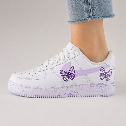 Baskets Nike Air Force 1 custom splash lila avec dessin de papillons violet métallisé sneakeaze customs