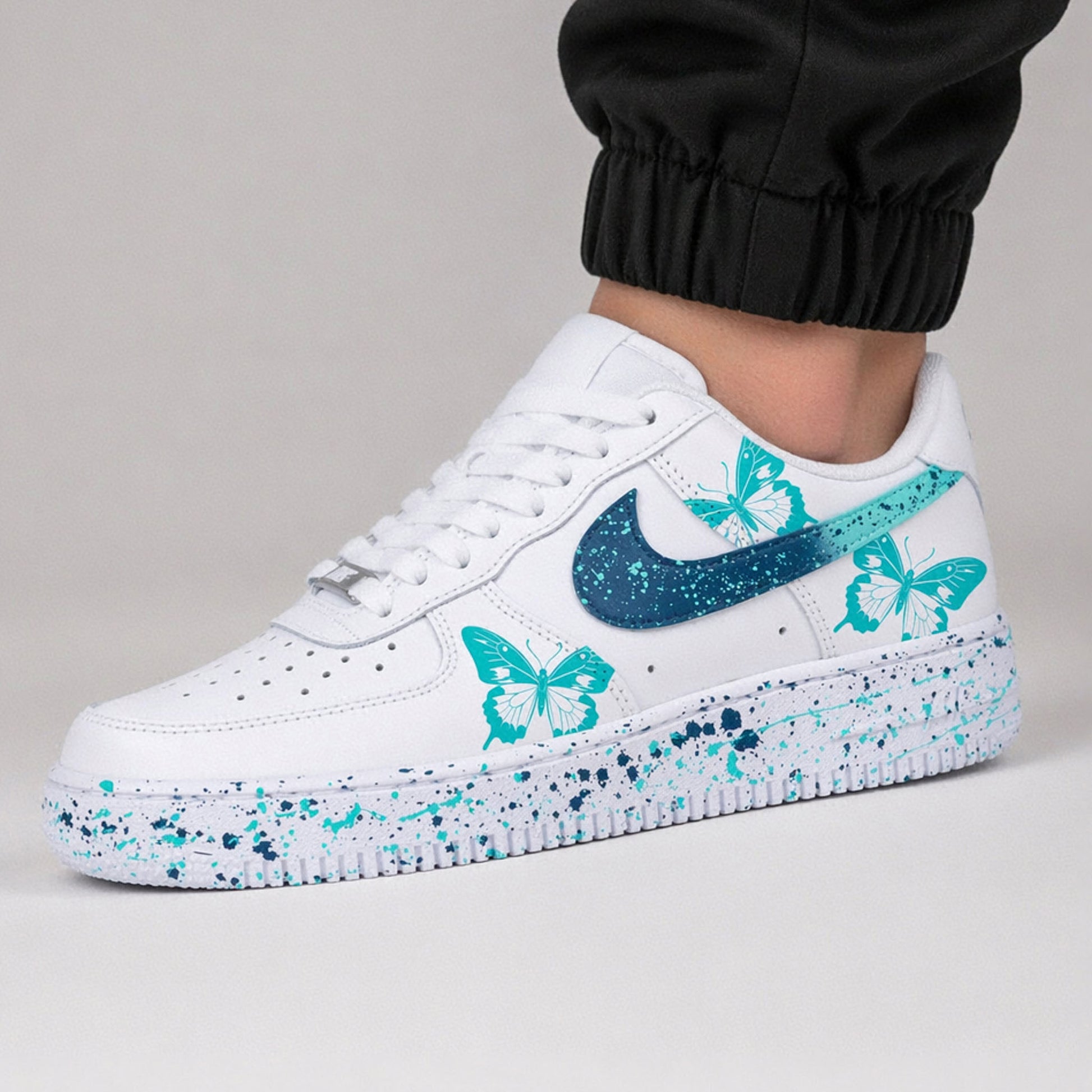 Baskets Nike Air Force 1 custom splash dégradé turquoise et vert emeraude avec dessin de papillons emeraude sneakeaze customs