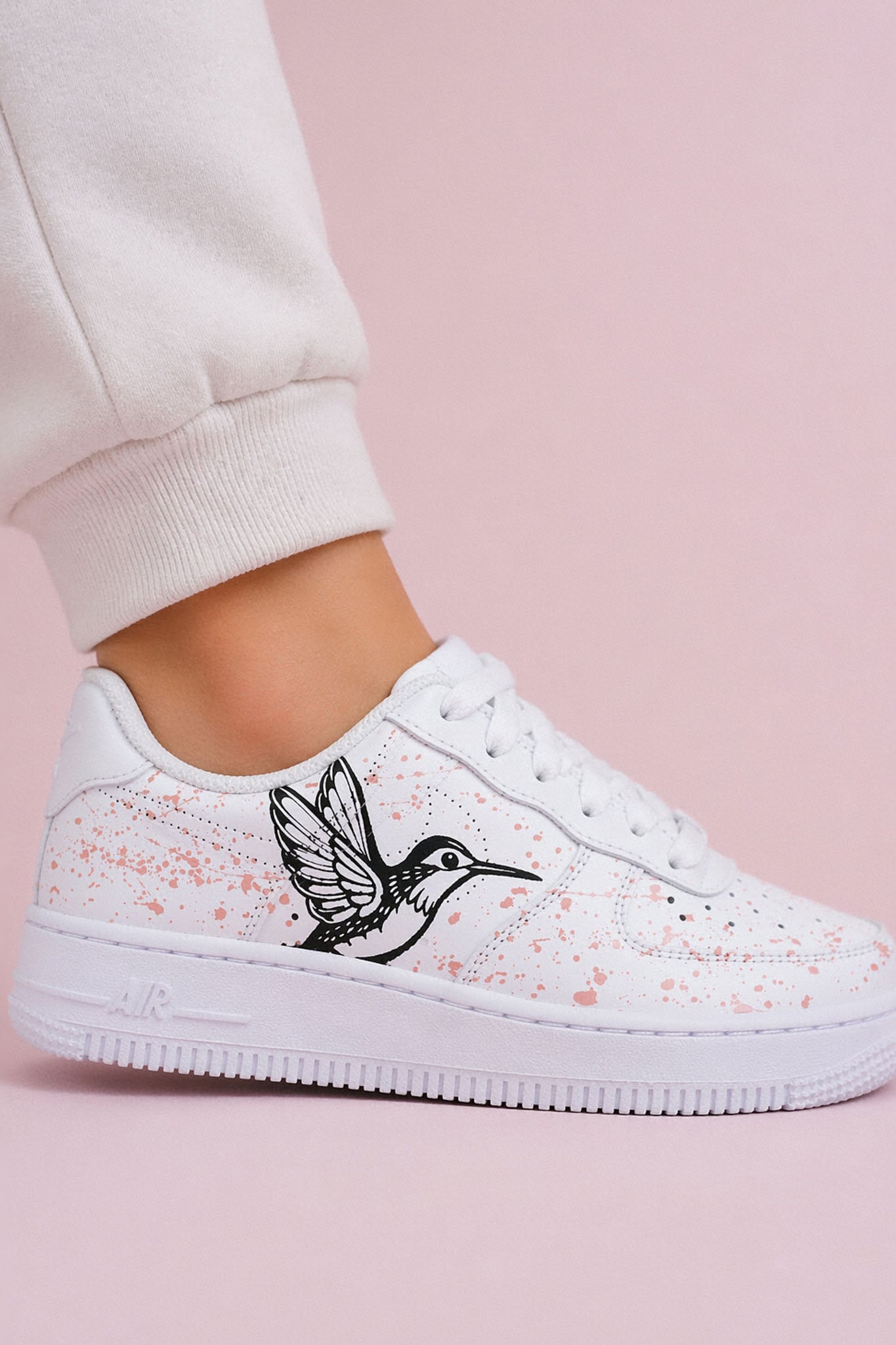Air Force 1 custom Hummingbird Splash, baskets Nike avec dessin de colibri et éclaboussures pastel, modèle unique pour fans de nature