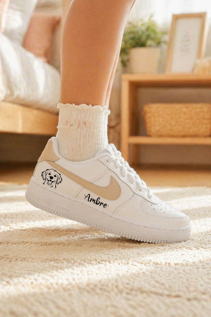 Chaussure Nike Air Force 1 blanche personnalisée avec dessin de golden retriever