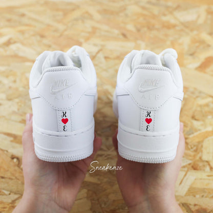Nike Air Force 1 basses blanches en cuir custom, paire de sneakers pour mariage inscription de la phrase "just married" avec les initiales et la date du jour J à l'arrière des baskets. Sneakeaze customs - skz wedding 
