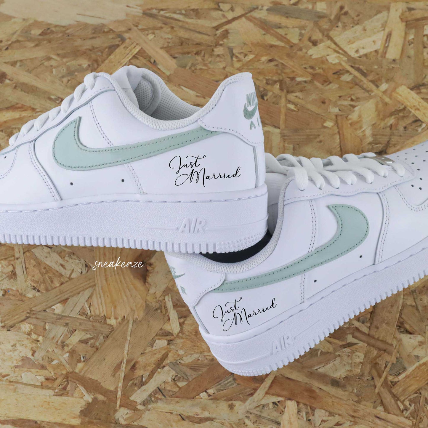 Nike Air Force 1 basses blanches en cuir custom, paire de sneakers pour mariage inscription de la phrase "just married" avec les initiales et la date du jour J à l'arrière des baskets. Sneakeaze customs - skz wedding 