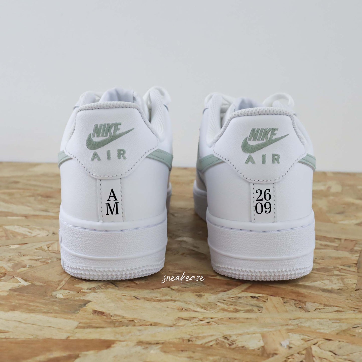 Nike Air Force 1 basses blanches en cuir custom, paire de sneakers pour mariage inscription de la phrase "just married" avec les initiales et la date du jour J à l'arrière des baskets. Sneakeaze customs - skz wedding 