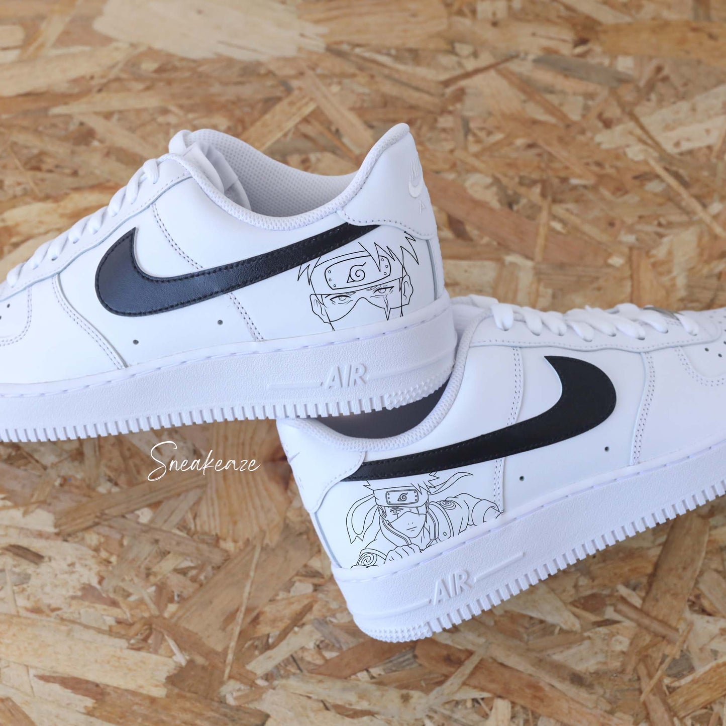 Baskets Nike Air force 1 custom dessin kakashi sur les côtés extérieurs. Signes Nike couleur noir - sneakeaze customs
