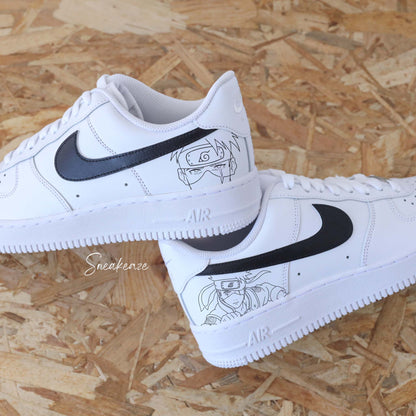 Baskets Nike Air force 1 custom dessin kakashi sur les côtés extérieurs. Signes Nike couleur noir - sneakeaze customs