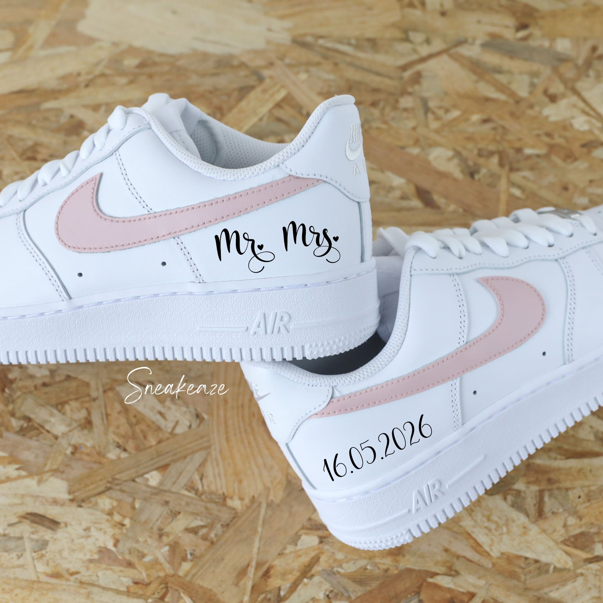 Air Force 1 custom mariage Mr & Mrs, baskets Nike pastel rose avec date personnalisée, modèle unique pour mariage
