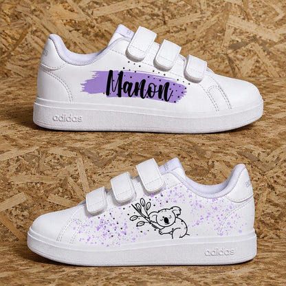 Paire de baskets pour fille personnalisées avec motif de koala mignon et fabrication artisanale violet pastel et blanc
