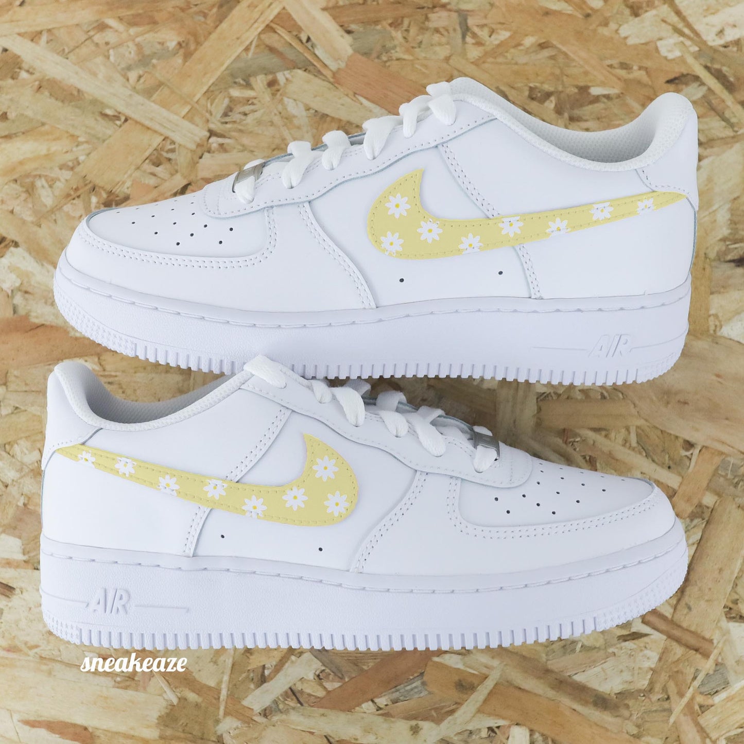 nike air force 1 custom swoosh bleu pastel  motifs marguerites sneakers enfant AF1 personnalisé basket peint à la main 