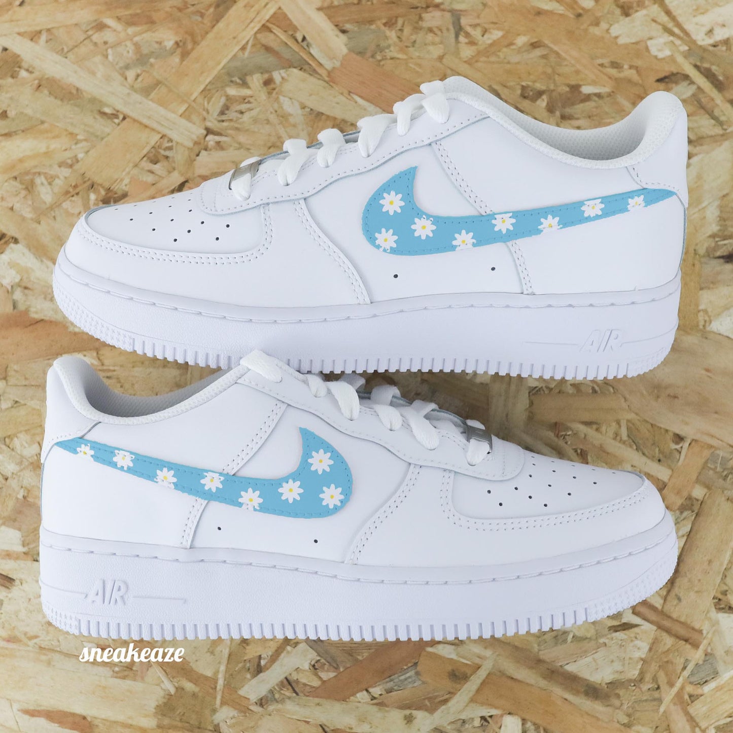 nike air force 1 custom swoosh bleu pastel  motifs marguerites sneakers enfant AF1 personnalisé basket peint à la main 