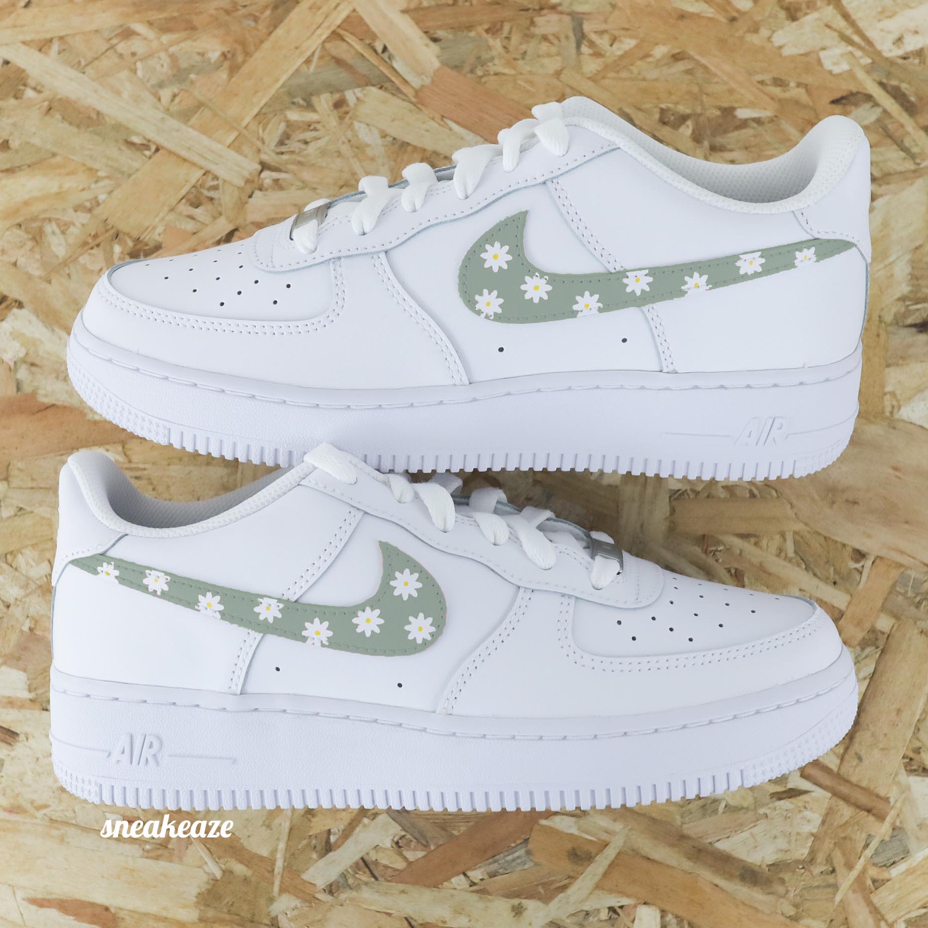 nike air force 1 custom swoosh bleu pastel  motifs marguerites sneakers enfant AF1 personnalisé basket peint à la main 