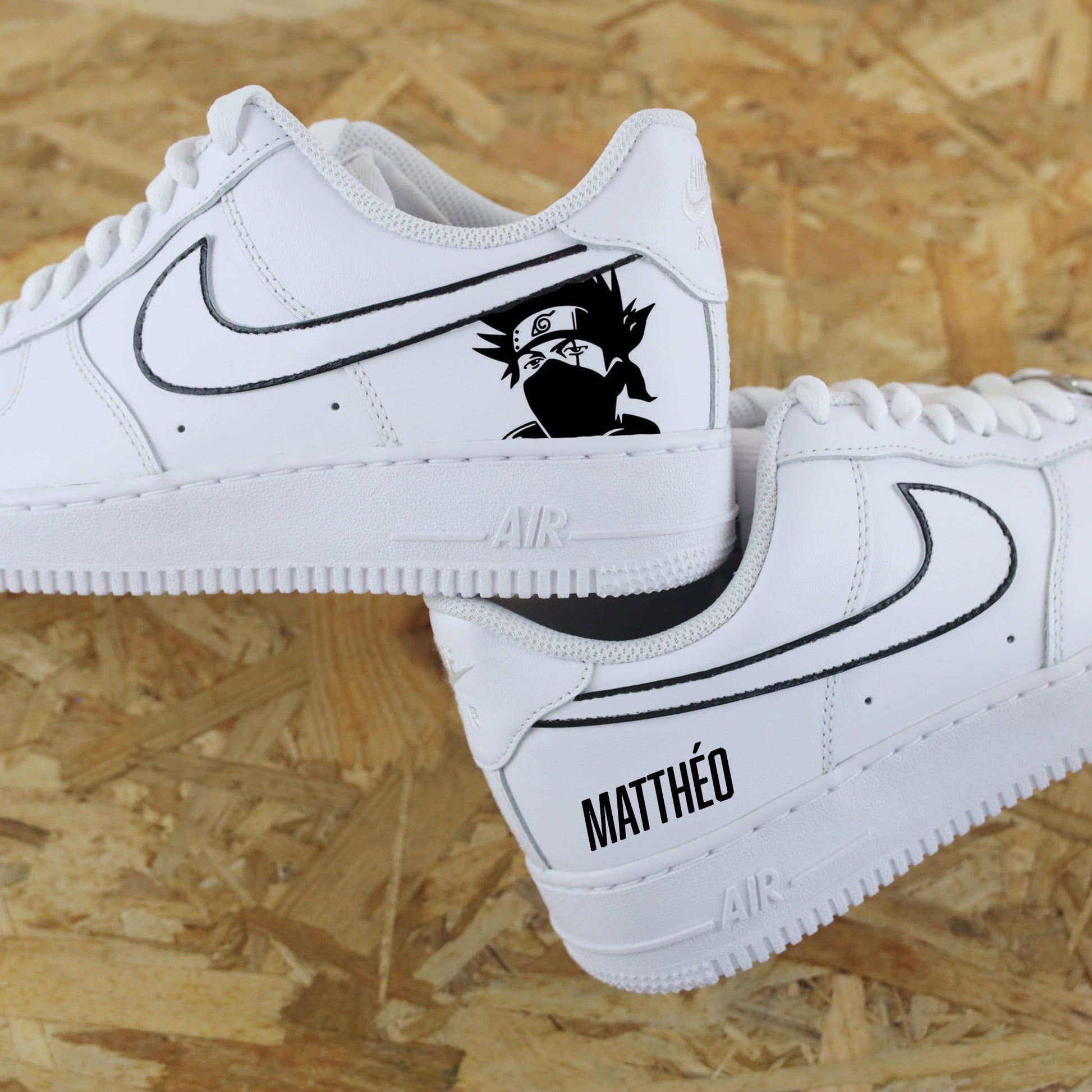 Basket Nike Air Force 1 personnalisée thème Naruto, illustration style manga sur le côté, modèle unique fait main sasuke itachi uchiwa