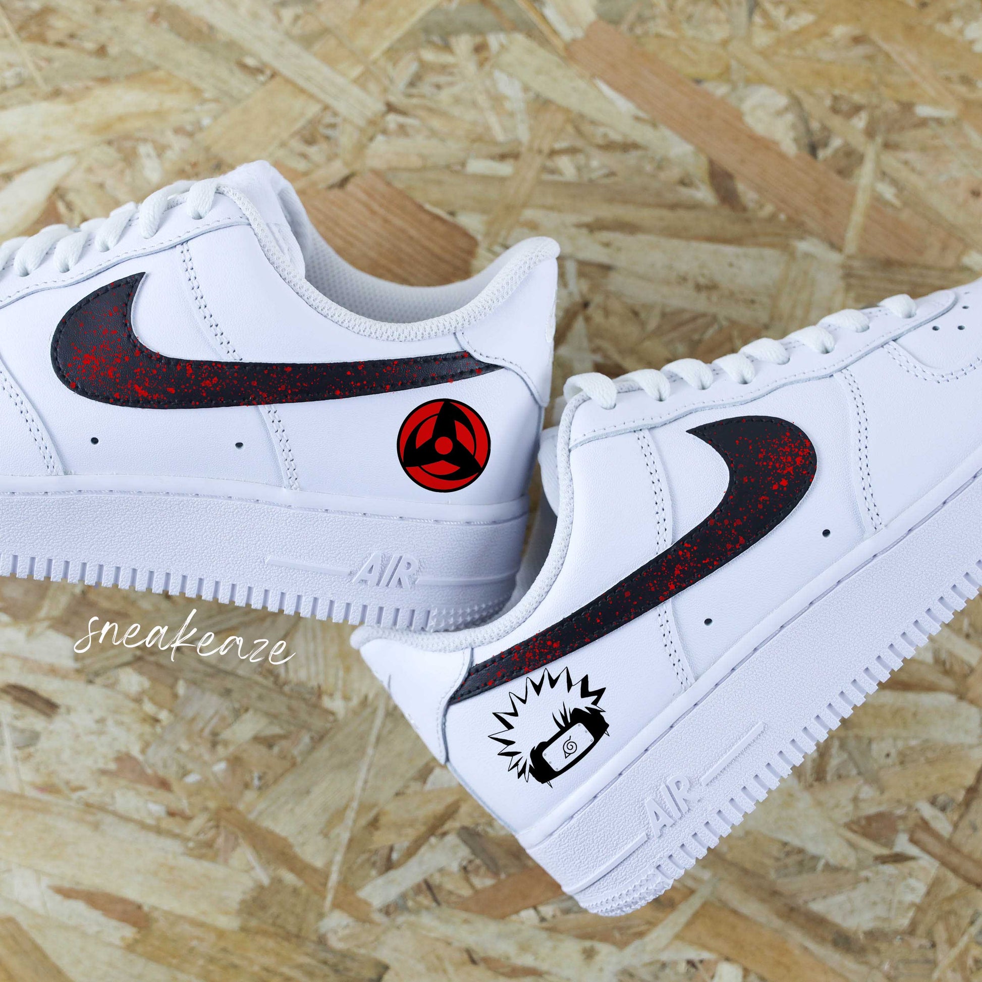 Découvrez la Nike Air Force 1 custom avec motifs Naruto sur les côtés extérieurs, swoosh noir et splash rouge intense — une paire unique pour les fans de manga et de sneakers.