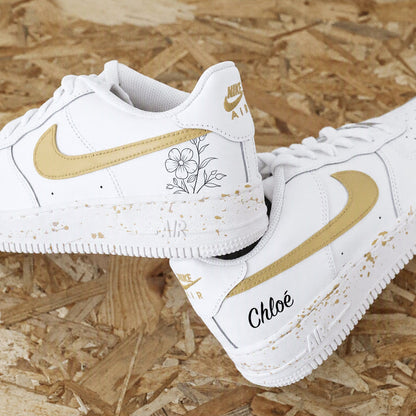 Paire de sneakers personnalisées air force one femme avec Swoosh beige élégant et éclaboussures