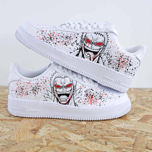 Chaussures Nike Air Force 1 custom One Piece avec une illustration du Capitaine Corsaire Doflamingo et des éclaboussures rouges.