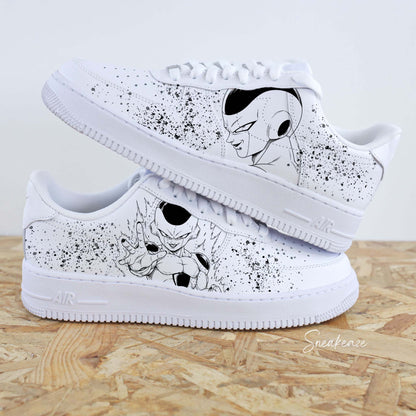 Chaussures Nike Air Force 1 custom DBZ avec une illustration détaillée de Freezer et des éclaboussures noires.