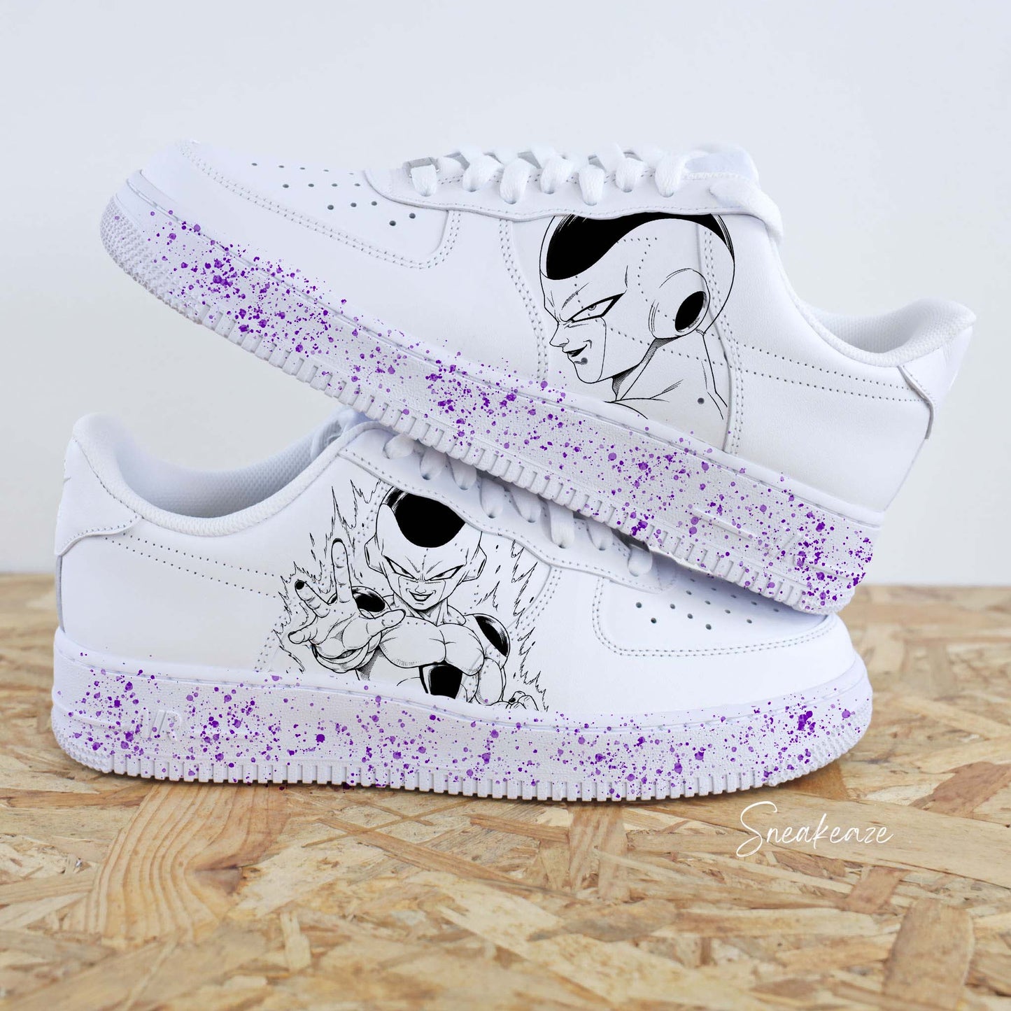 Chaussures Nike Air Force 1 custom DBZ avec une illustration détaillée de Freezer et des éclaboussures violettes.