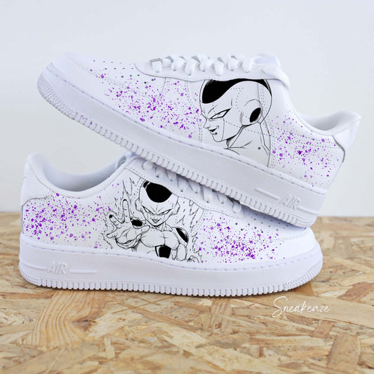Chaussures Nike Air Force 1 custom DBZ avec une illustration détaillée de Freezer et des éclaboussures violettes.