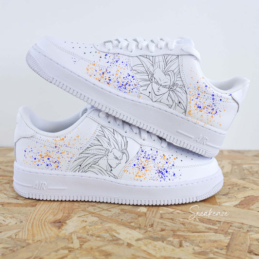 Chaussures Nike Air Force 1 custom manga avec une illustration détaillée de Goku SS3 et des touches de peinture artisanale.