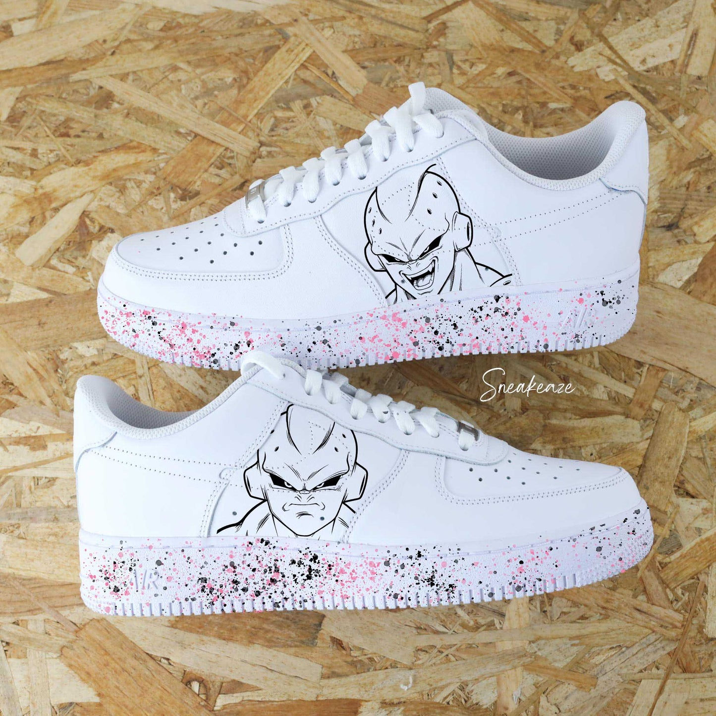 Paire de Nike Air Force 1 custom avec un portrait de Kid Buu dragon ball z et des éclaboussures roses et noires par Sneakeaze Customs nike custom dbz homme