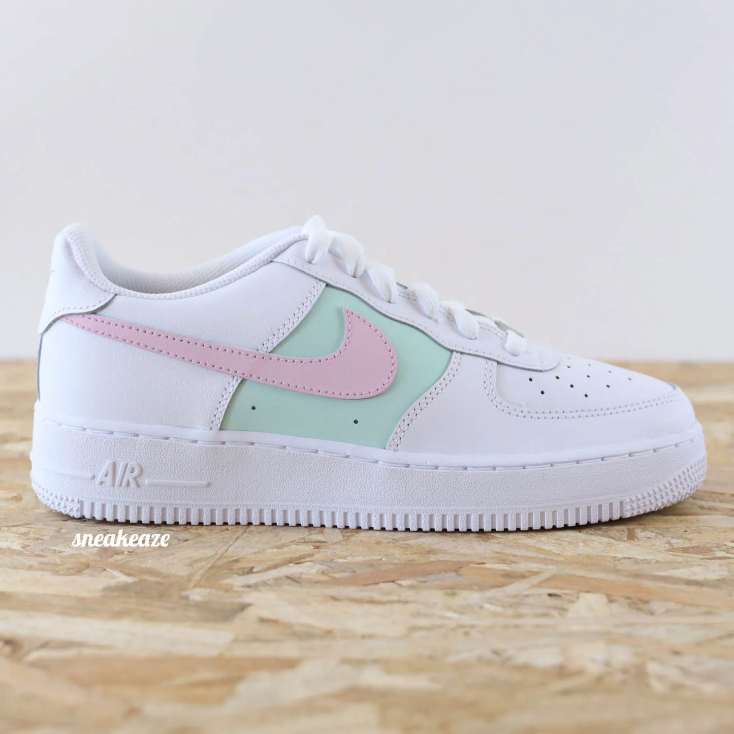 Paire de Nike Air Force 1 Custom Mint & Rose avec panneau vert menthe et swoosh rose pastel
