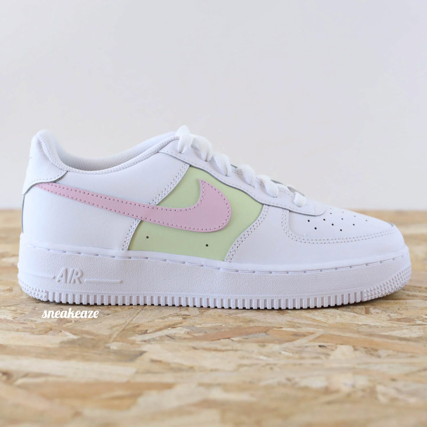 Paire de Nike Air Force 1 Custom Pastel Harmony avec panneau vert pastel et swoosh rose tendre