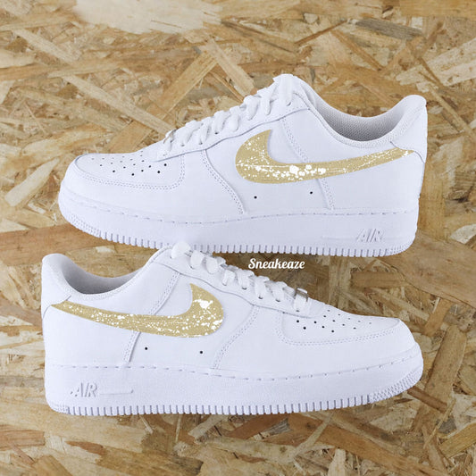 Nike air force 1 custom splatter unisexe avec effet éclaboussures blanches sur Swoosh beige sable - Sneakeaze