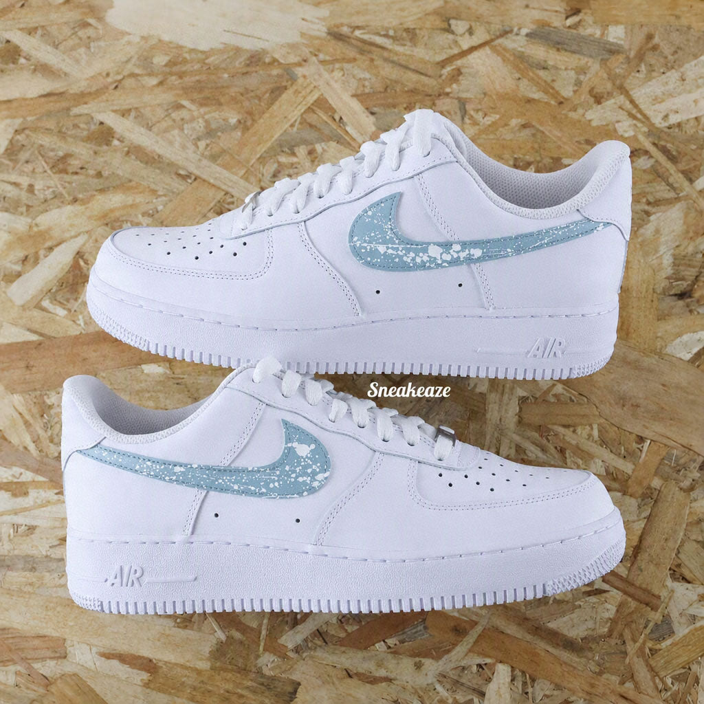 Nike air force 1 custom splatter unisexe avec effet éclaboussures blanches sur Swoosh bleu pastel - Sneakeaze