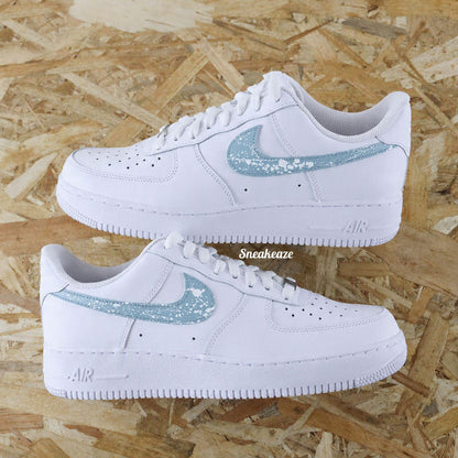 Nike air force 1 custom splatter unisexe avec effet éclaboussures blanches sur Swoosh bleu pastel - Sneakeaze