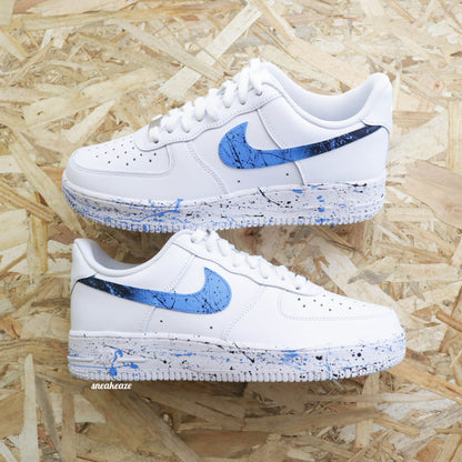 Nike Air Force 1 customisée avec Swoosh dégradé flamboyant et éclaboussures bleu - Sneakeaze