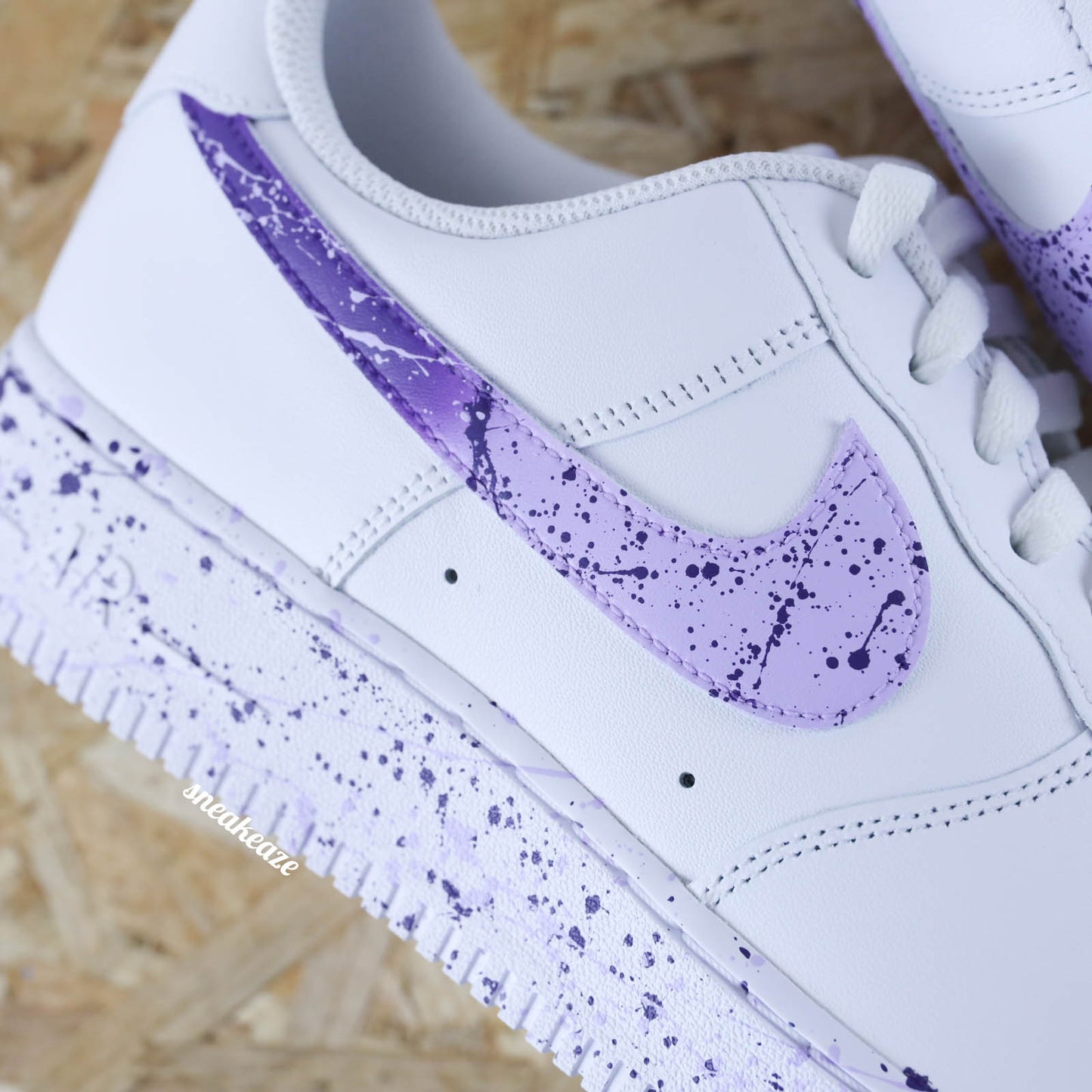 Nike Air Force 1 customisée avec Swoosh dégradé flamboyant et éclaboussures lila et violet - Sneakeaze