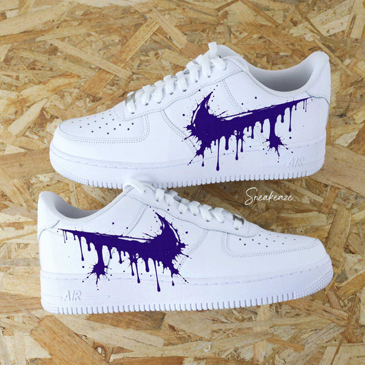 Paires de Nike Air Force 1 blanches customisées à la main par Sneakeaze Customs avec un effet Swoosh coulant violet foncé (drip).