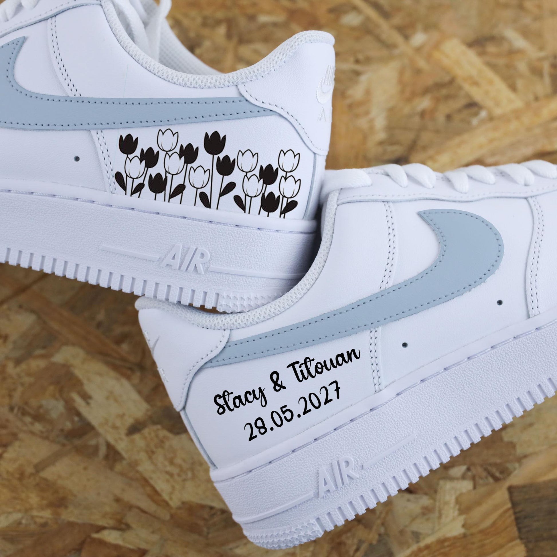Paire de Nike Air Force 1 mariage Bleu Pastel personnalisées avec prénoms