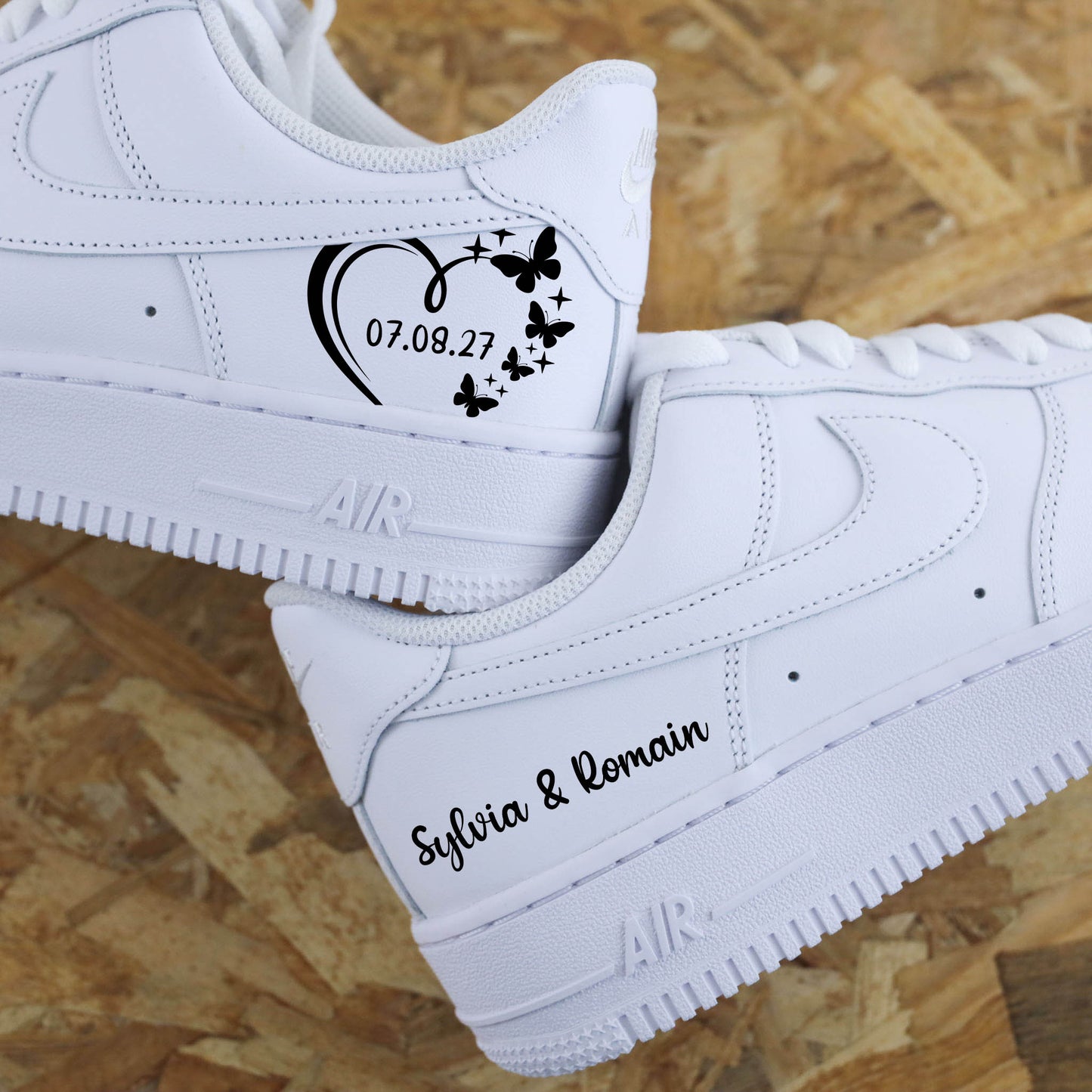 Paire de Nike Air Force 1 mariage Cœur Papillons personnalisées avec prénoms
