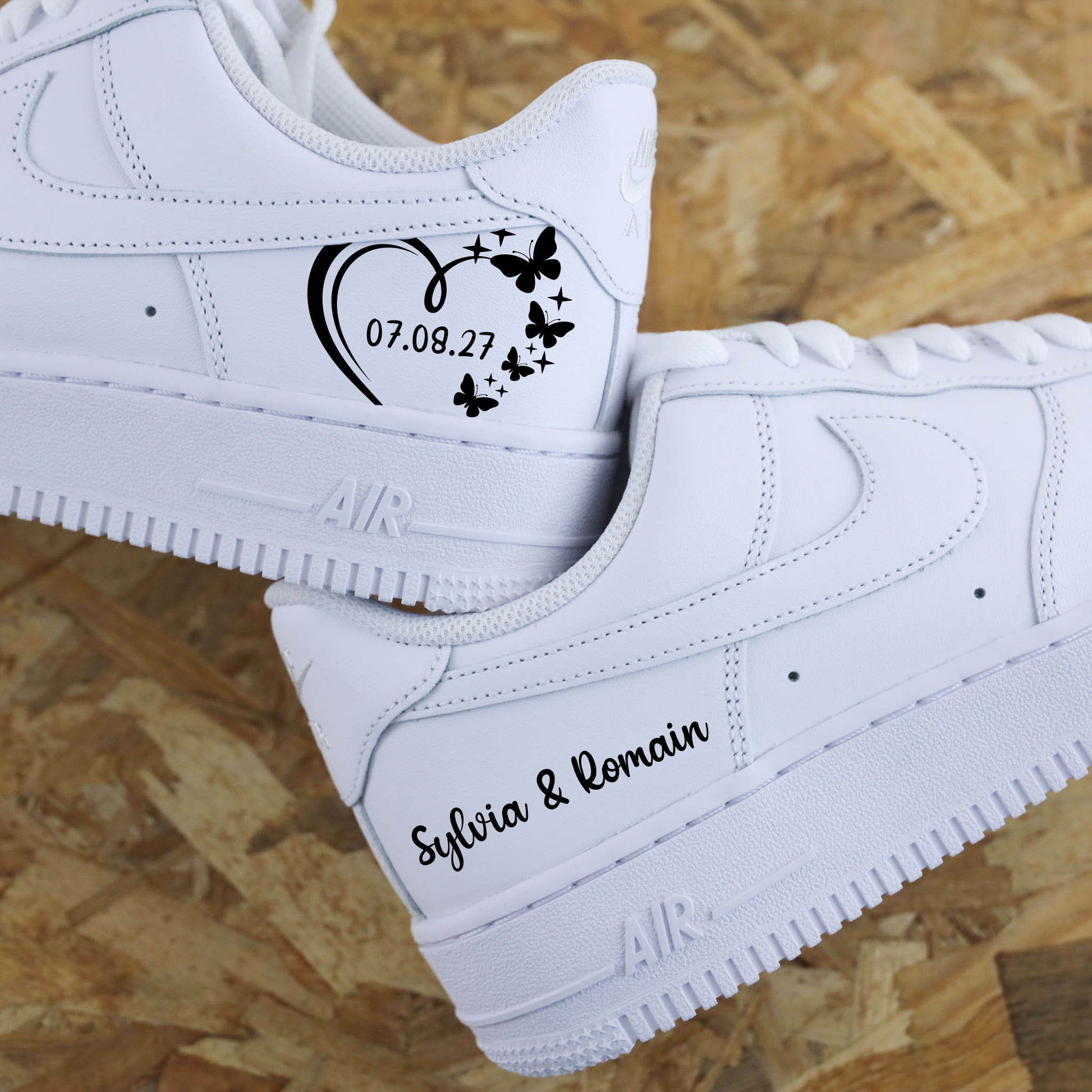 Paire de Nike Air Force 1 mariage Cœur Papillons personnalisées avec prénoms
