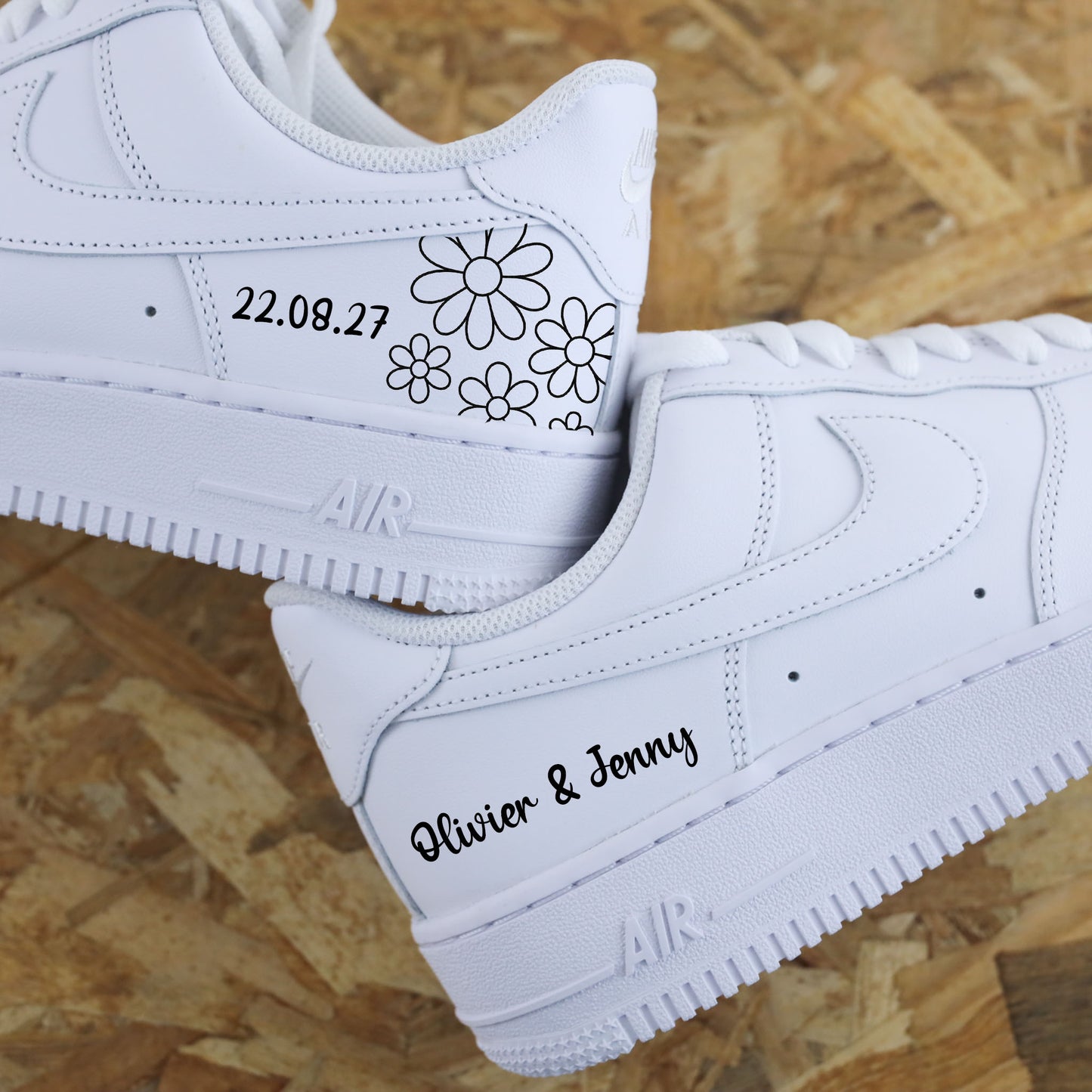 Paire de Nike Air Force 1 mariage Marguerites personnalisées avec prénoms