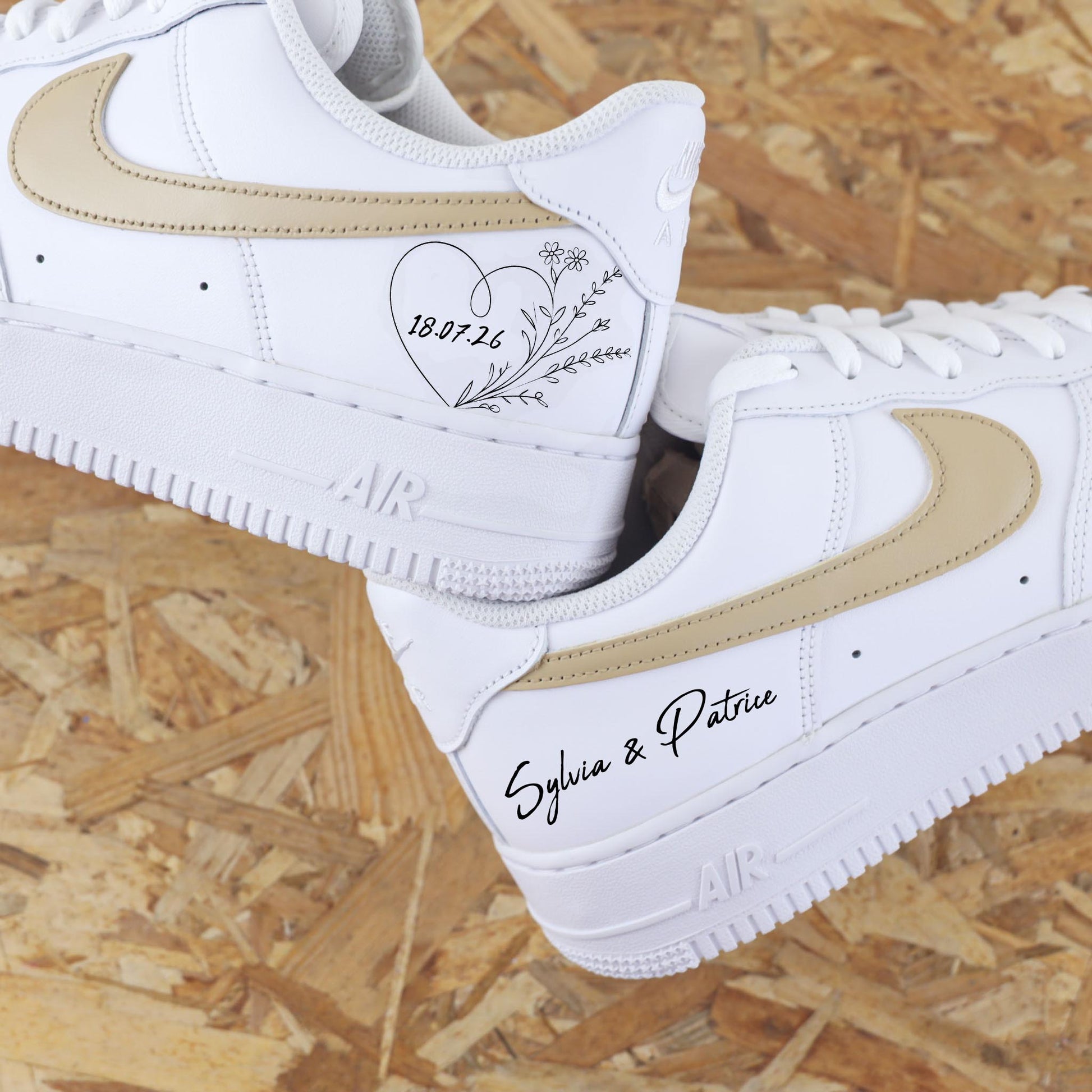 Nike Air Force 1 Promesse Sauvage custom mariage avec swoosh beige et cœur floral