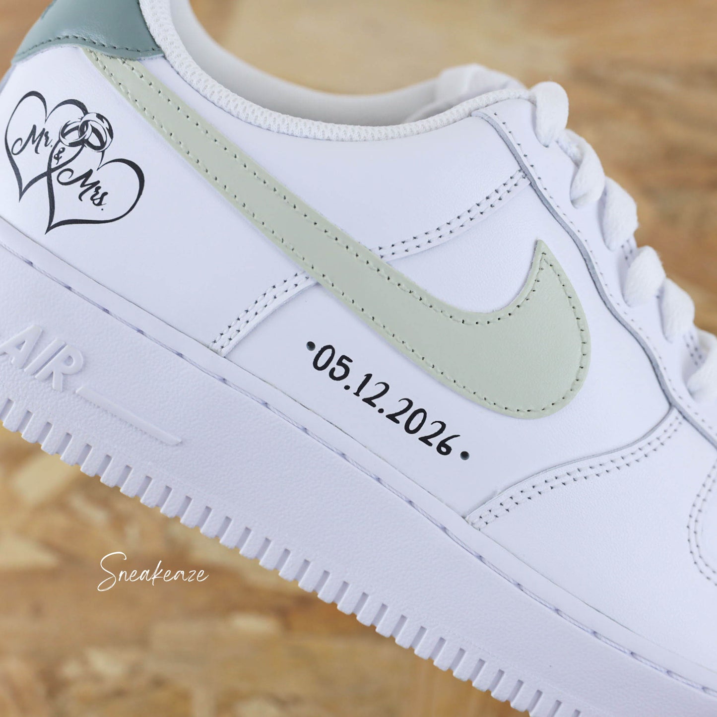 Air Force 1 custom mariage Mr & Mrs, baskets Nike pastel vert sauge et vert de gris avec date personnalisée, modèle unique pour mariage