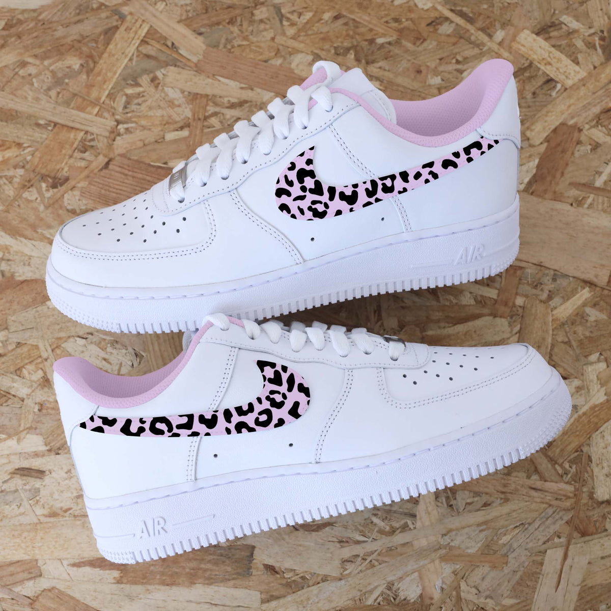 baskets nike air force 1 custom swoosh rose pastel et motif leopard sneakeaze custom