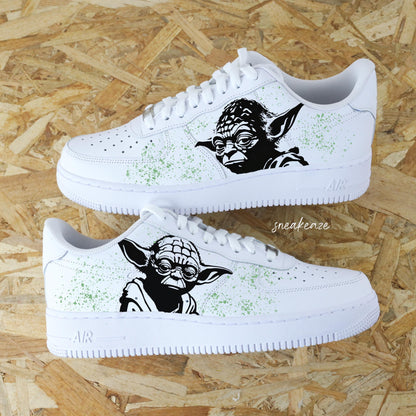 baskets Nike air force 1 custom dessin peint à la main star wars dark vador et maitre yoda jedi sneakeaze custom skz