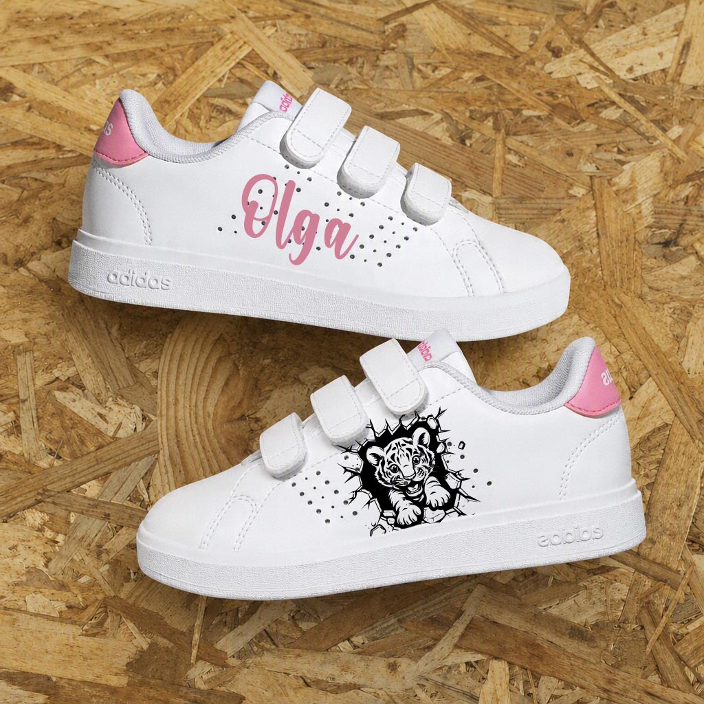 Paire de baskets pour fille personnalisées avec motif de petit tigre original et fabrication artisanale rose et blanc
